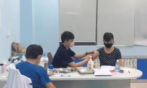 Chiều 24/6, các phóng viên báo chí được tiêm chủng vaccine phòng COVID-19.