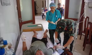 Trung tâm y tế thị trấn Trường Sa cấp cứu ngư dân gặp nạn trên biển