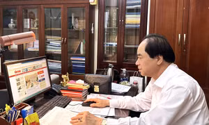 Đại biểu Quốc hội Trương Xuân Cừ (Đoàn ĐBQH TP Hà Nội) luôn quan tâm, theo dõi đọc báo Tin tức. 