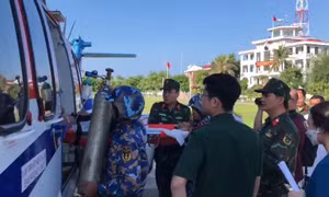 Trực thăng EC 225 đưa ngư dân bị từ đảo Song Tử Tây vào bờ điều trị