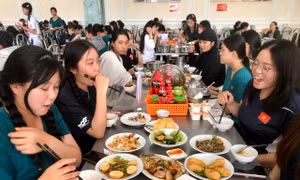 Đảm bảo suất ăn đậm chất miền Nam cho các nữ dân quân luyện tập A80
