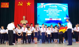 BTL Vùng 4 trao tặng học bổng Vừ A Dính cho con em gia đình Hải quân