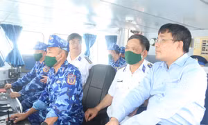 Thứ trưởng Thường trực Bộ Ngoại giao thăm và làm việc với Vùng Cảnh sát biển 4
