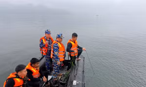 Đặc công Hải quân thần tốc tìm kiếm nạn nhân mất tích vụ lật tàu trên hồ Thác Bà