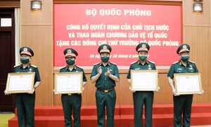Thừa ủy quyền của Chủ tịch nước, Đại tướng Phan Văn Giang trao Huân chương Bảo vệ Tổ quốc hạng Ba tặng các đồng chí Thứ trưởng Bộ Quốc phòng.