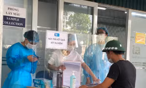 Hà Nội: Người dân đổ xô đi xét nghiệm kháng nguyên SARS-CoV-2