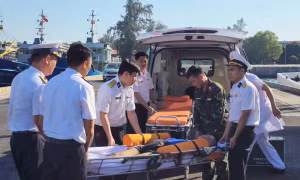 Vùng 4 Hải quân bàn giao ngư dân bị tai nạn trên biển Trường Sa cho gia đình tiếp tục điều trị