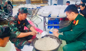 Xe bếp hậu cần ấm tình quân dân nơi vùng lũ