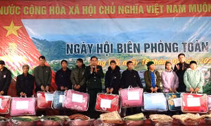 Thiếu tướng Phùng Quốc Tuấn, Phó Chính ủy Bộ đội Biên phòng tặng quà cho các hộ gia đình có hoàn cảnh khó khăn
