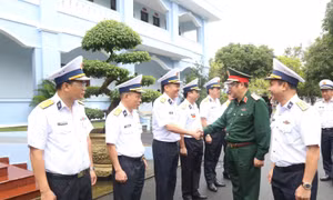 Thượng tướng Phạm Hoài Nam kiểm tra sẵn sàng chiến đấu và chúc Tết Bộ Tư lệnh Vùng 4 Hải quân