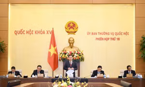 Đồng chí Vương Đình Huệ - Chủ tịch Quốc hội và các đồng chí Phó Chủ tịch Quốc hội đã chủ trì và điều hành Phiên họp thứ 18 của Ủy ban Thường vụ Quốc hội