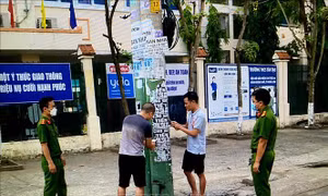Công an quận Bình Tân, TP Hồ Chí Minh yêu cầu 2 đối tượng gỡ quảng cáo "tín dụng đen" do chính 2 đối tượng dán