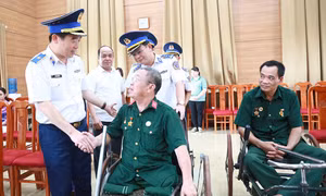 Cảnh sát biển thăm, tặng quà các thương, bệnh binh, người có công ở Hà Nam