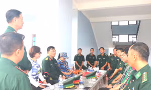 Bộ đội biên phòng Trường Sa đồng hành cùng ngư dân vươn khơi bám biển
