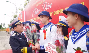 Bữa cơm đầu tiên của tân binh về đơn vị mới, sẵn sàng cho mùa huấn luyện mới
