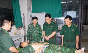 Thăm hỏi động viên cán bộ Đồn Biên phòng Hiền Kiệt bị thương khi đi làm nhiệm vụ