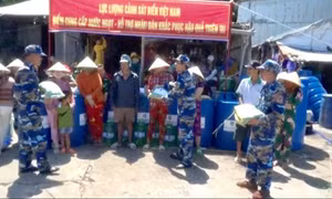 Cảnh sát biển đồng hành với ngư dân miền Tây chống hạn mặn và dịch COVID-19