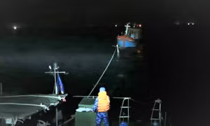 Cảnh sát biển cứu kéo thành công tàu cá Nam Định gặp nạn trên biển Quảng Bình