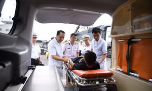 Tàu Trường Sa 20 đưa ngư dân bị bệnh từ đảo Thuyền Chài về bờ an toàn