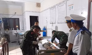 Vùng 4 Hải quân tiếp nhận và cấp cứu cho ngư dân tàu cá Bình Định