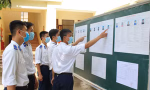 Các chiến sĩ theo dõi danh sách cử tri được niêm yết tại đơn vị.