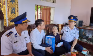 Hải đoàn 11 thăm, tặng quà mẹ Việt Nam anh hùng tại xã Thụy Xuân, huyện Thái Thụy, tỉnh Thái Bình