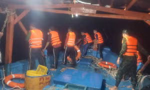 Bộ đội biên phòng cứu vớt 15 ngư dân tàu cá Kiên Giang gặp nạn trên vùng biển Cà Mau