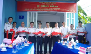 Hải quân bàn giao ‘Mái ấm công đoàn, nghĩa tình đồng đội’ cho gia đình có hoàn cảnh khó khăn