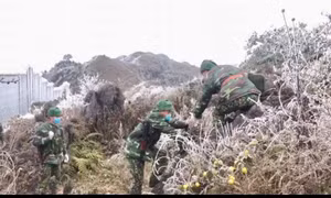 Bộ đội biên phòng căng mình chống dịch COVID-19 trong băng giá