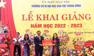 Thứ trưởng, Phó Chủ nhiệm Ủy ban Dân tộc, Hoàng Thị Hạnh trao tặng 30 triệu đồng cho Quỹ khuyến học Trường Dự bị Đại học Dân tộc Trung ương
