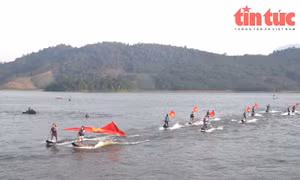 Màn trình diễn Jetski và xuồng cao su biểu diễn cùng mô tô nước, cano kéo dù bay (parasailing), flyboard và lướt ván.