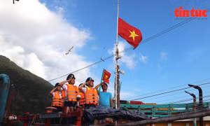 Bộ Tư lệnh Cảnh sát biển Việt Nam và lãnh đạo tỉnh Cà Mau, Trà Vinh tặng cờ Tổ quốc cho các tàu cá ngư dân.