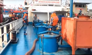 Cảnh sát biển bắt giữ tàu chở khoảng 200.000 lít dầu bất hợp pháp
