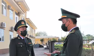Những người lính ‘hoãn cưới’ để chống dịch