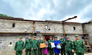 Đồn Biên phòng Lũng Cú hỗ trợ người dân khắc phục hậu quả dông lốc