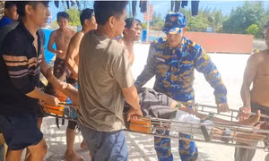 Đảo Sinh Tồn cấp cứu kịp thời ngư dân bị vỡ xương bánh chè