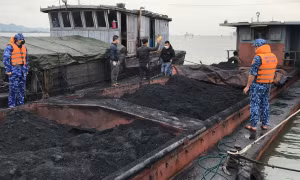 Cảnh sát biển liên tiếp bắt giữ tàu chở khoáng sản không rõ nguồn gốc