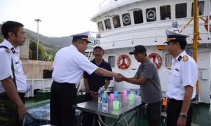 Vùng 3 Hải quân bàn giao ngư dân gặp nạn trên biển Hoàng Sa