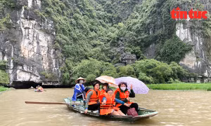 Du khách đổ về tham quan danh thắng Tam Cốc - Bích Động dịp nghỉ lễ 30/4 - 1/5 