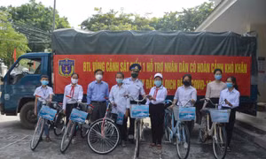 Cảnh sát biển tặng quà hỗ trợ nhân dân bị ảnh hưởng của dịch COVID-19