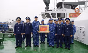Trung tướng Bùi Quốc Oai, Chính ủy Cảnh sát biển Việt Nam chúc Tết cán bộ, chiến sĩ tàu CSB 2007, Hải đội 112, Hải đoàn 11