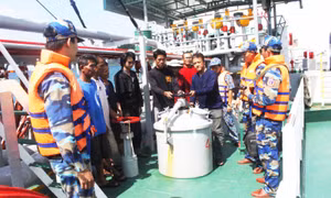 Cảnh sát biển bắt giữ một tàu nước ngoài có hành vi sang mạn trái phép dầu D.O