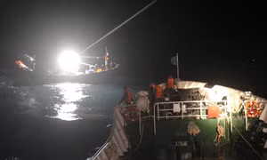 Kịp thời cứu hai thuyền viên trong vụ chìm tàu ở cửa Ba Lạt