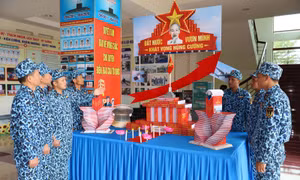 Thủy thủ tàu ngầm đọc sách dưới lòng đại dương