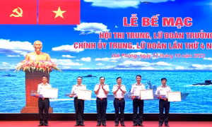 Phó Đô đốc Trần Thanh Nghiêm - Ủy viên Trung ương Đảng, Tư lệnh Hải quân và Trung tướng Nguyễn Văn Bổng - Bí thư Đảng ủy, Chính ủy Hải quân trao Bằng khen và phần thưởng cho các cá nhân và tập thể đạt giải nhất của hội thi