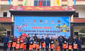 Hải đội 102, Bộ Tư lệnh Vùng Cảnh sát biển 1 trao quà Tết cho bà con nhân dân huyện Nghi Xuân, tỉnh Hà Tĩnh