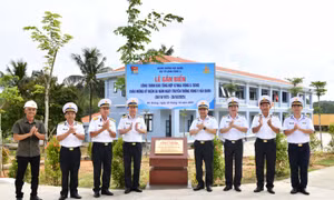 Gắn biển công trình chào mừng kỷ niệm 50 năm Ngày truyền thống Vùng 5 Hải quân