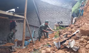Bộ đội biên phòng ứng cứu các hộ dân bị sạt lở tại Hà Giang