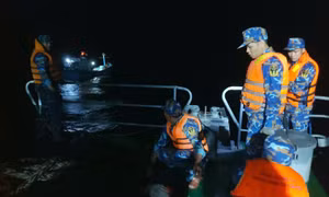 Tàu Trường Sa 10 kịp thời cứu nạn tàu cá và 8 ngư dân trên biển