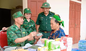 Quân y Bộ đội biên phòng Nghệ An băng rừng vào vùng lũ quét Mỹ Lý 
